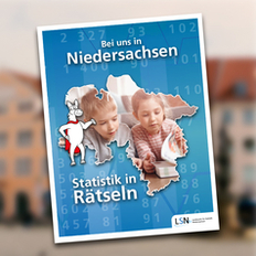 Im Vordergrund ist das Cover des Rätselheftes vom LSN zu sehen, im Hintergrund Häuser.