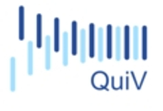 Logo der Qualitätsdatenblätter im Verbund - acht dunkelblaue senkrechte Balken schwingen sich bogenförmig über den Schriftzug "QuiV" und spiegeln sich in acht versetzt angeordneten hellblauen Balken