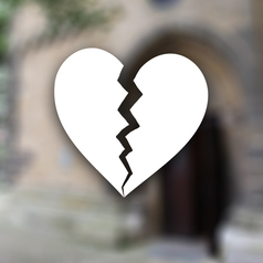 Ein gebrochenes Herz symbolisiert die Ehescheidungen in Niedersachsen. Im Hintergrund ist ein Standesamt zusehen.
