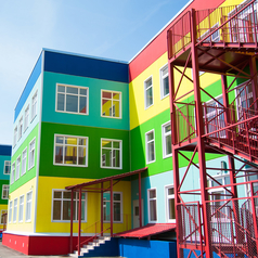 Ein kunterbuntes Gebäude einer Kindertageseinrichtung.