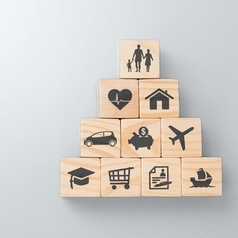 Holzwürfel mit verschiedenen Symbolen stehen übereinander.