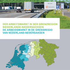 Das Bild zeigt eine Autobahn von Niedersachsen in die Niederlande mit Schild "Alles Gute Niedersachsen" sowie die Länderumrisse der Niederlande und Niedersachsens.