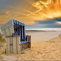 Ein Strandkorb im Sonnenuntergang.