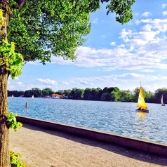 Promenade des Maschsees und Segelboote auf dem See.