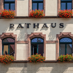 Die Fassade eines Hauses mit der Aufschrift "Rathaus".