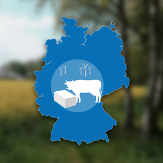 Landkarte von Deutschland mit Zeichnungen Kuh, Windpark und Strohballen