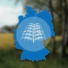 Abbildung von landwirtschaftlichen Flächen, die bewässtert werden und im Hintergrund eine Landkarte Deutschlands