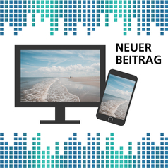 Sommer in Niedersachsen: Zwei Männer spazieren am Strand entlang.