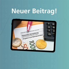 Auf einem Tablet sind eine Gewerbemeldung, ein Taschenrechner und Geldmünzen zu sehen.