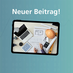 Auf dem Bildschirm sind die Hände eines Mannes mit einer Bauzeichnung zu sehen. Daneben liegen u. a. eine Wasserwaage, ein Bauhelm und ein Laptop.