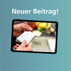 Auf dem Bildschirm sind die Hände eines Mannes zu sehen, der einen Kassenbon hält.