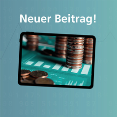 Auf einem Tablet sind mehrere Münzstapel zu sehen.