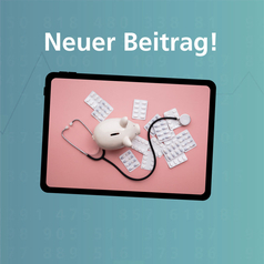 Auf einem Bildschirm sind medizinische Instrumente, Tablettenpackungen und ein Sparschwein zu sehen.